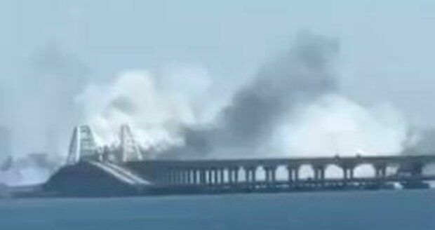 Exploze a kouř na Krymském mostě! Dvě rakety mířily na chloubu Rusů, ti hrozí odvetou