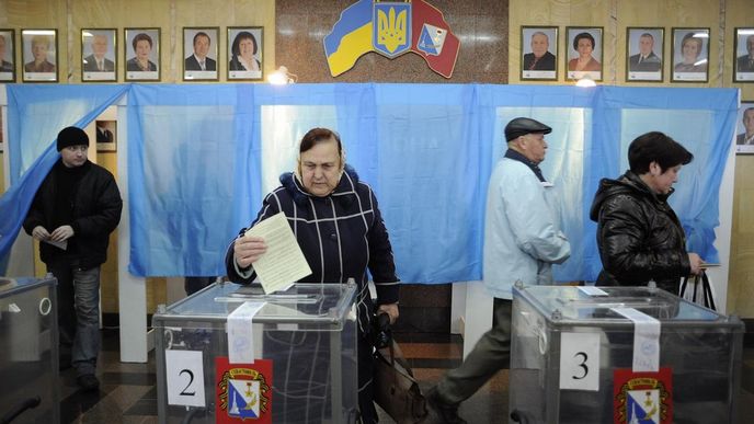 Krymští voliči hlasují v referendu o přičlenění Krymu k Rusku