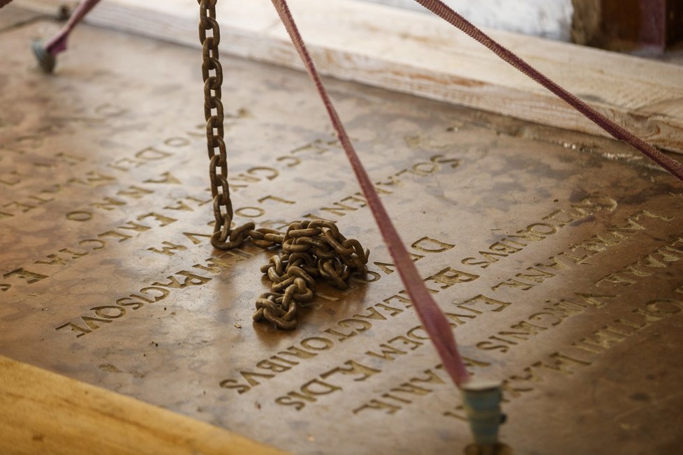 Deska, která zakrývá vstup do krypty, se nachází pod jedním ze dvou vchodů do kostela.