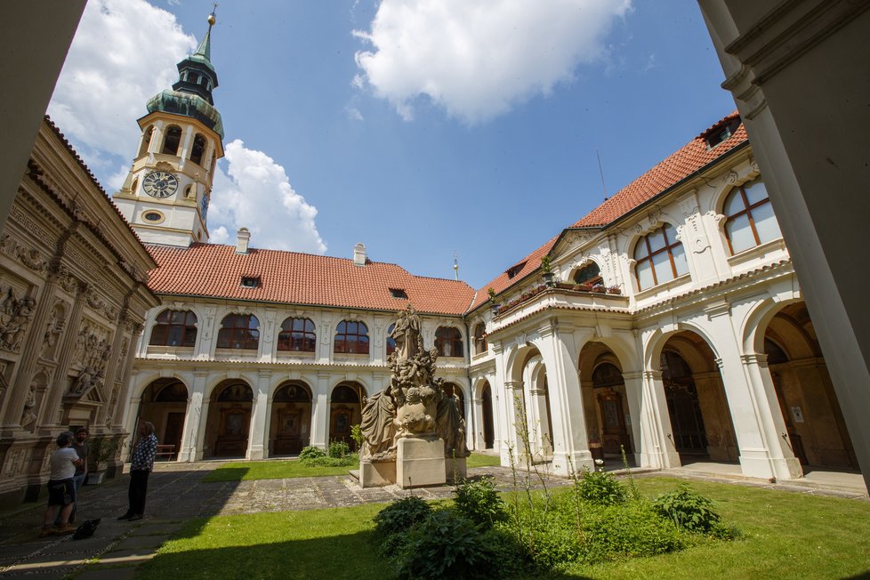 Pražskou Loretu, stejně jako Břevnovský klášter, stavěl architekt Kryštof Dientzenhofer.