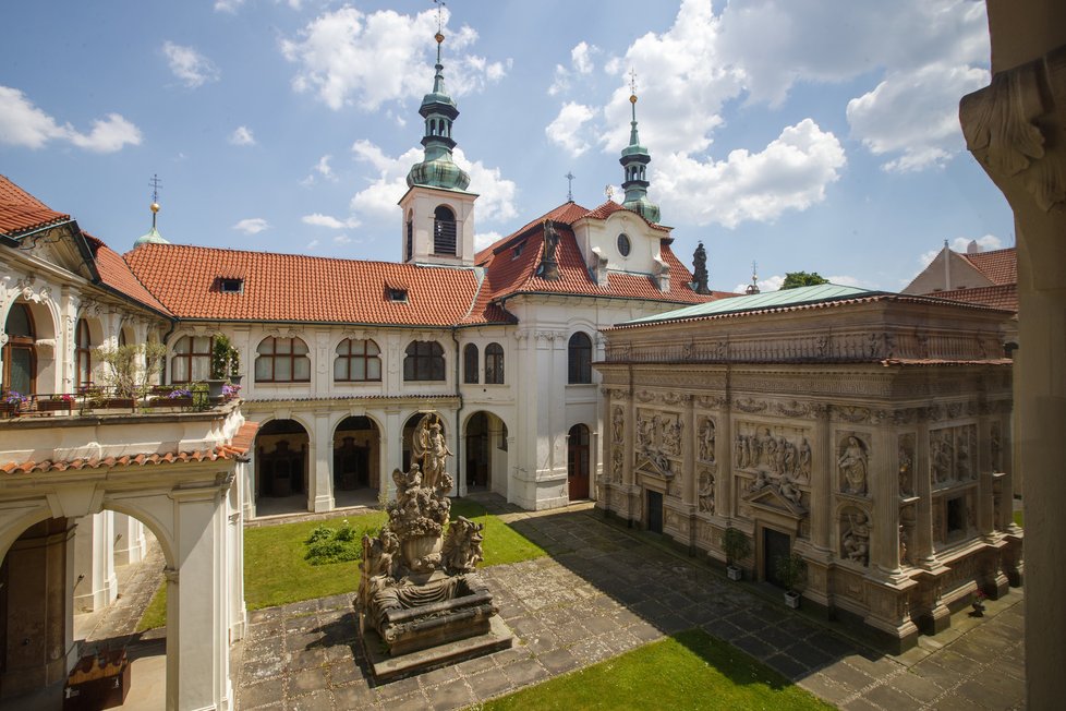 Pražskou Loretu, stejně jako Břevnovský klášter, stavěl architekt Kryštof Dientzenhofer.