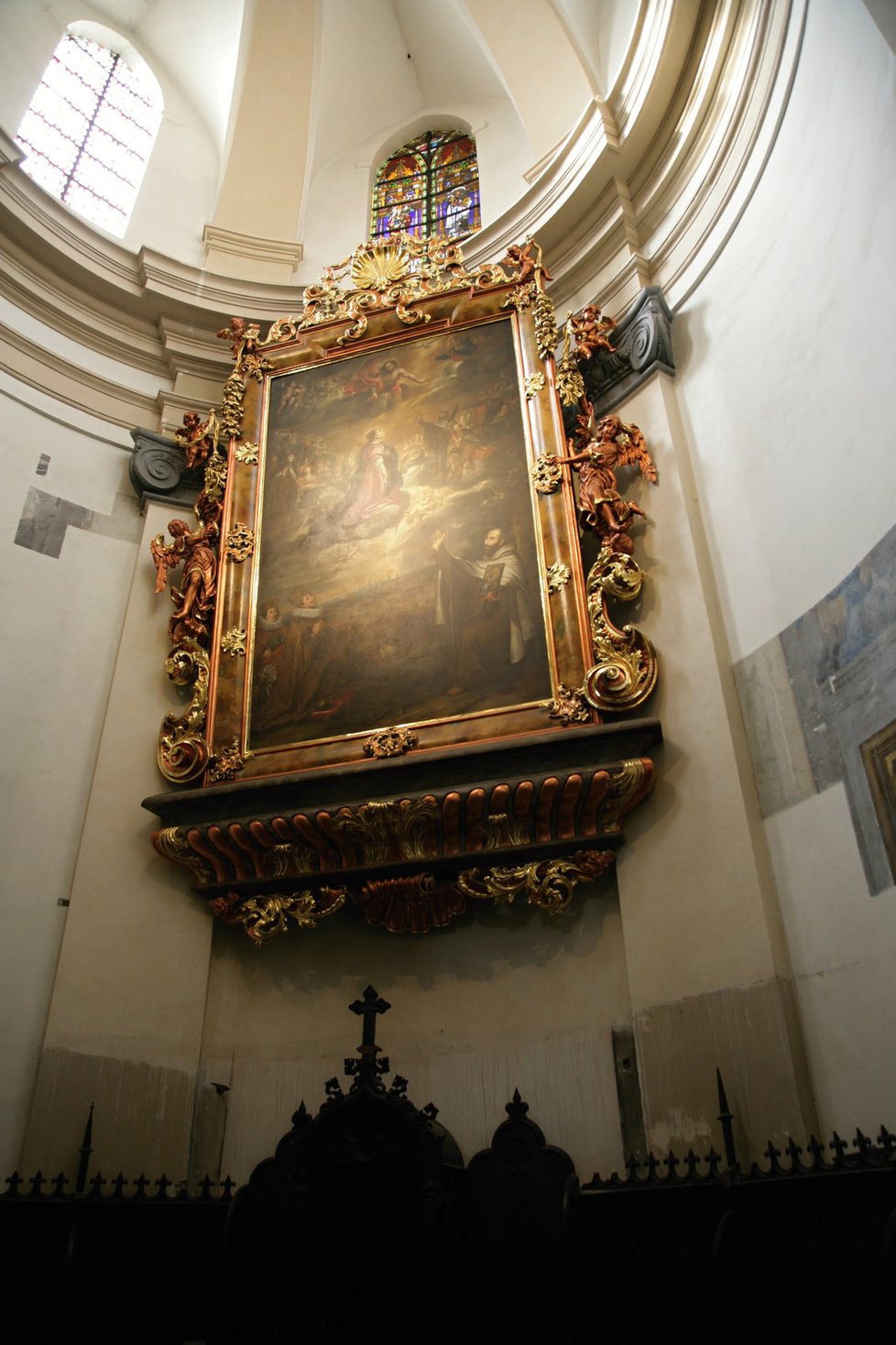 Zázemí oltáře kostela Panny Marie Vítězné a svatého Antonína Paduánského