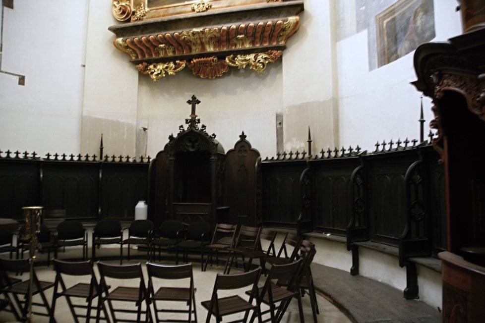 Zázemí oltáře Kostela Panny Marie Vítězné a svatého Antonína Paduánského.