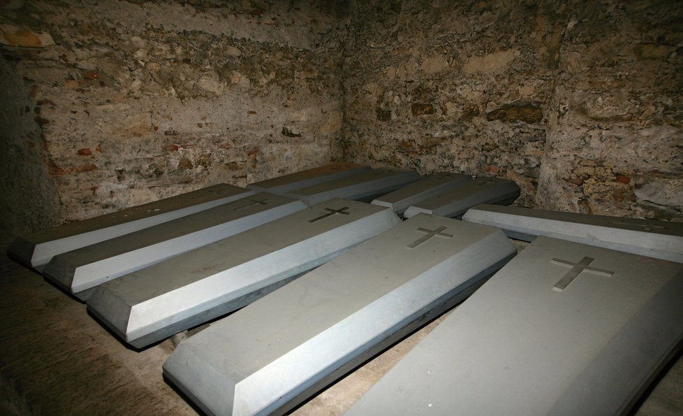 V podobných rakvích leží i mumifikované ostatky pohřebných těl.