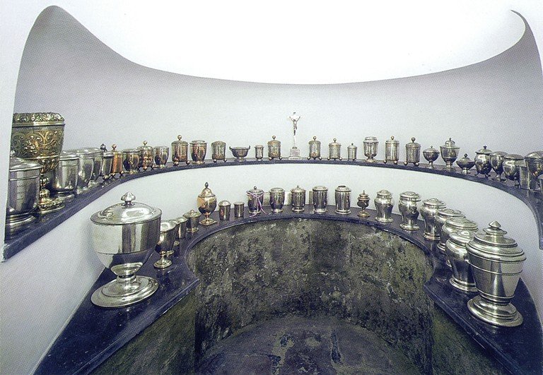 Krypta s urnami v kostele sv. Augustina