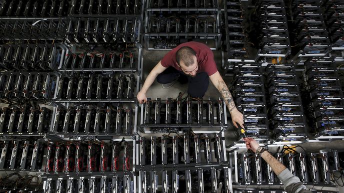 Zaměstnanci pracují na těžebních strojích v Bitminer Factory ve Florencii.