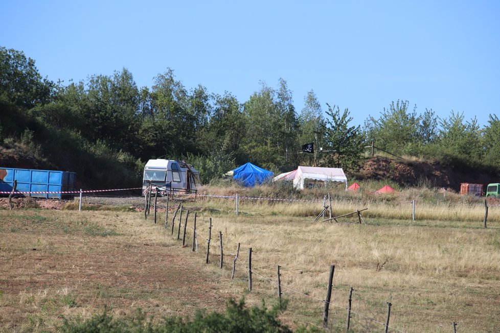 Na louce u obce Kryry se chystá „narozeninová“ párty, které nikdo v obci neřekne jinak než technoparty. Foto 31. 7. 2020, 17:00.