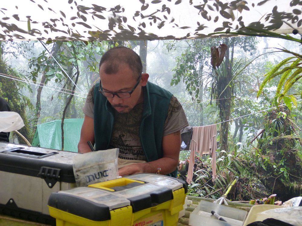 Danny Balete během terénního výzkumu na Filipínách
