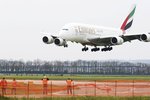 Airbus A380 létá na pravidelné lince Praha-Dubaj. Do Česka přilétá v 13:30 a odlétá v 15:55.