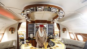 Airbus A380: Během letu si mohou pasažéři business class a první třídy zajít do baru na svůj oblíbený drink.