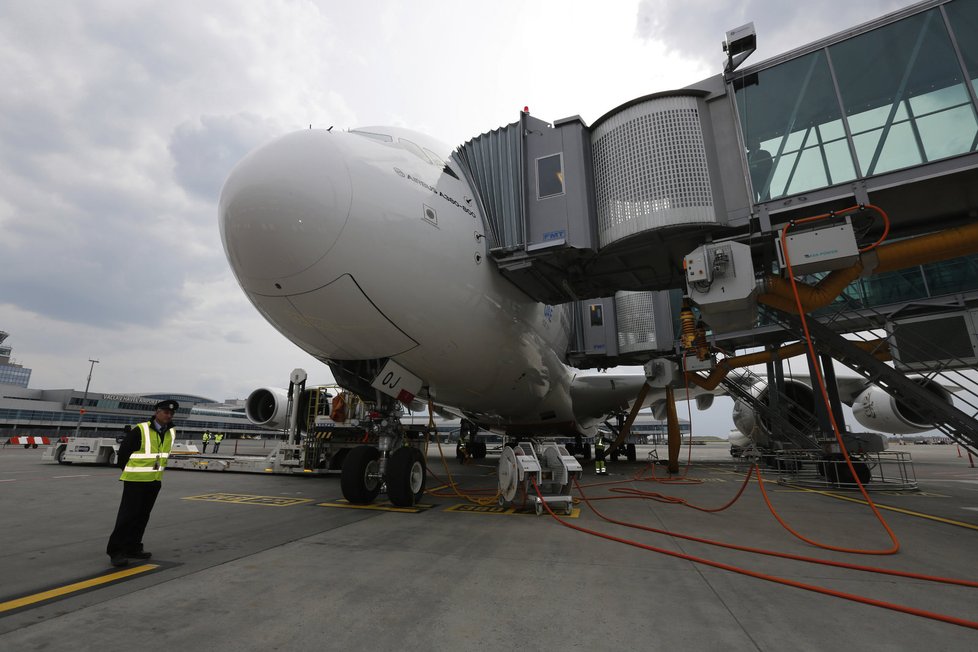 Airbus A380 létá na pravidelné lince Praha-Dubaj. Do Česka přilétá v 13:30 a odlétá v 15:55.