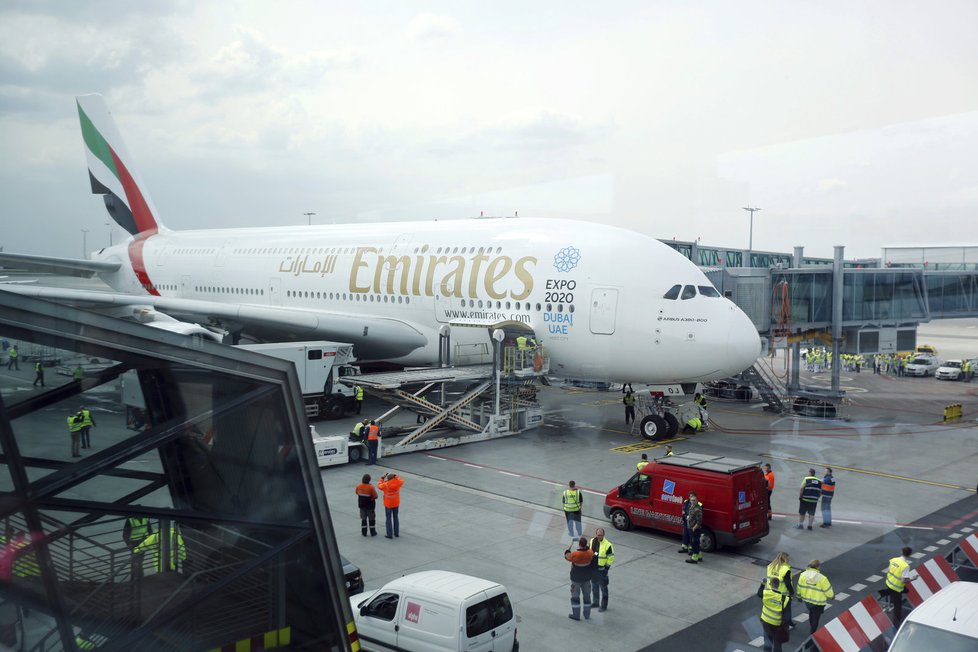 Airbus létá na pravidelné lince Praha-Dubaj. Do Česka přilétá v 13:30 a odlétá v 15:55.