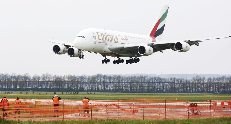 Airbus A380 létá na pravidelné lince Praha–Dubaj. Do Česka přilétá v 13:30 a odlétá v 15:55.
