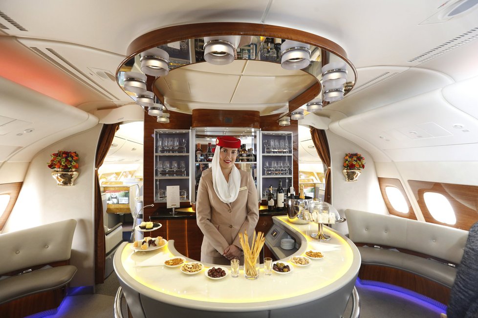 Airbus A380: Během letu si mohou pasažéři business class a první třídy zajít do baru na svůj oblíbený drink.