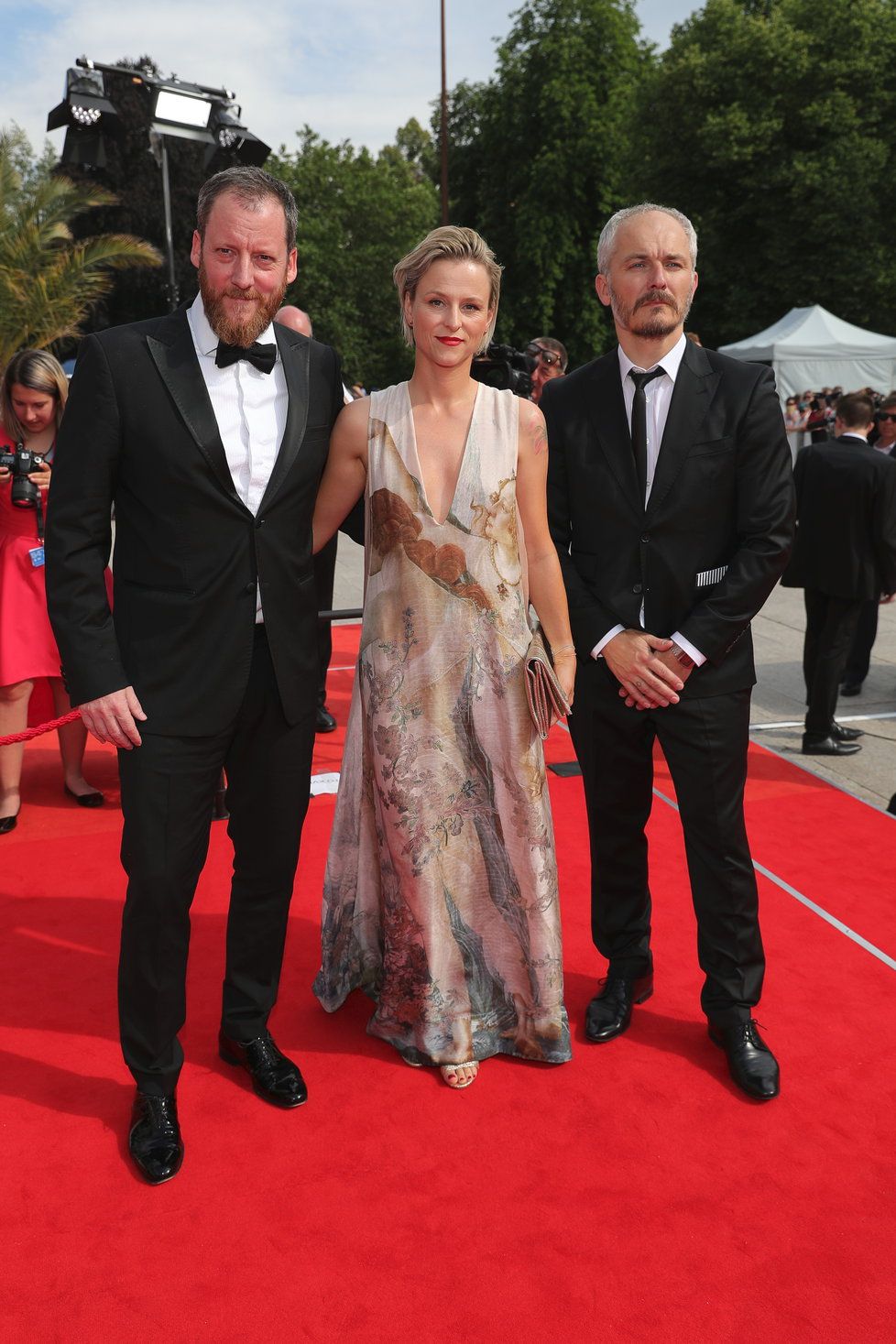 Kryštof Mucha a Karel Och, umělecký ředitel, na závěrečném ceremoniálu karlovarského filmového festivalu 2019.