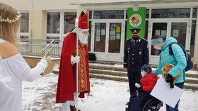 Mikulášská nadílka pro malého Kryštofa: Policisté vybrali peníze na nový invalidní vozík