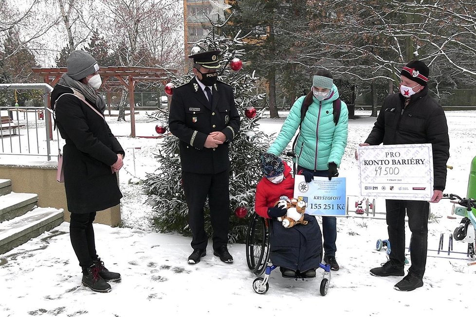 Mikulášská nadílka pro malého Kryštofa: Policisté vybrali peníze na nový invalidní vozík