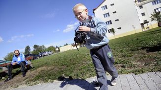 Je "geniální dítě", anebo prostě kluk s foťákem? Šestiletý Kryštof  už každopádně vystavuje a dává rozhovory novinářům