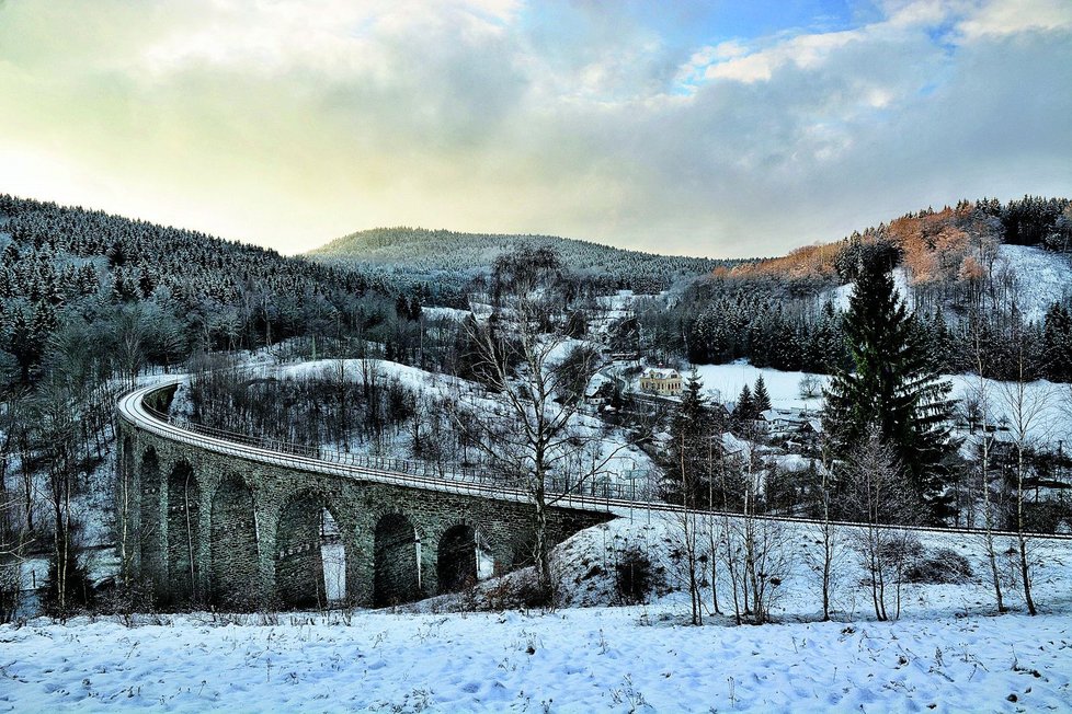 Dominantou Kryštofova Údolí je železniční viadukt