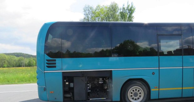 Otevřený kryt autobusu byl jako gilotina: Téměř přepůlil cyklistu (77)! Za nehodu ale nikdo nemůže