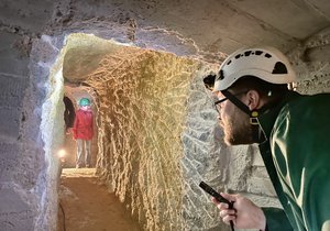 Výhled z utajeného krytu směrem k chodbám Znojemského podzemí. Bylo potřeba prorazit osm metrů dlouhou cestu (žlutý úsek). Původní vstup do krytu byl velmi špatně dostupný.