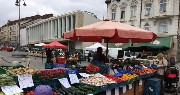 Budova kryté tržnice zaměřené na potraviny se nachází v pravé horní částí Zelného trhu v Brně.