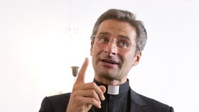 Polský katolický kněz Krzysztof Charamsa přiznal, že je homosexuál.