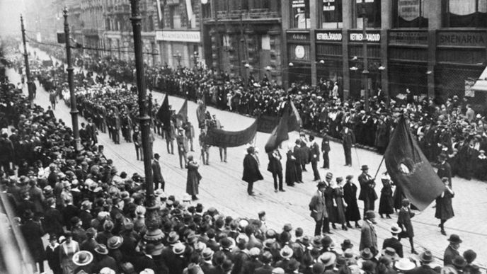 Komunisté v roce 1921 pochodují Prahou na prvního máje