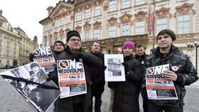 V Praze se sešlo několik protikomunistických aktivistů, lákali na pondělní protestní akce