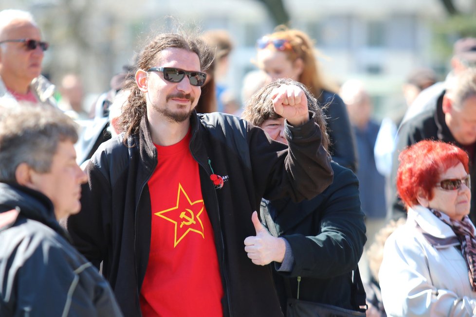 Jeden z návštěvníků měl na sobě tričko s hvězdou, srpem a kladivem. Česká legislativa tyto symboly nezakazuje.