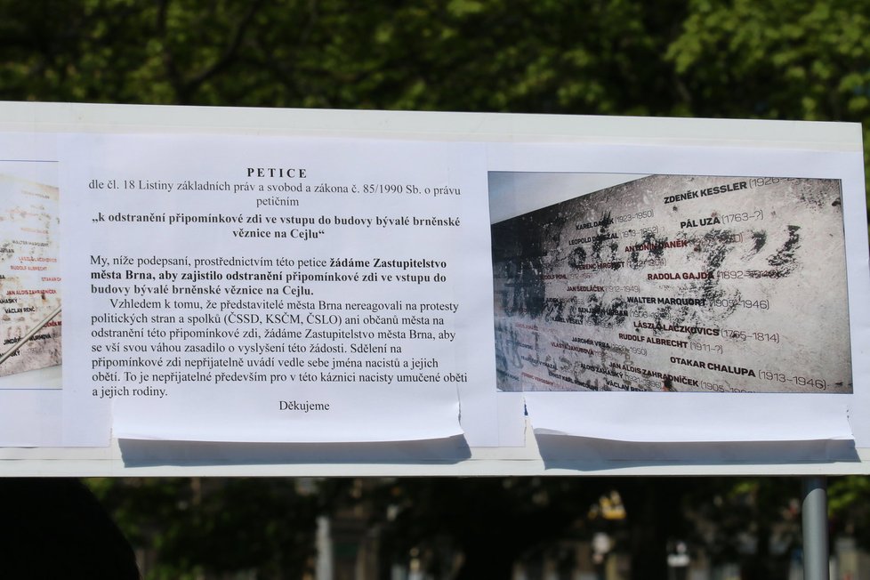 Na mítinku mohli přítomní podepsat petici, která žádá, aby jména nacistů byla odstraněna ze zdi bývalé věznice v Cejlu. Ta jsou nyní umístěna přímo vedle jmen obětí.
