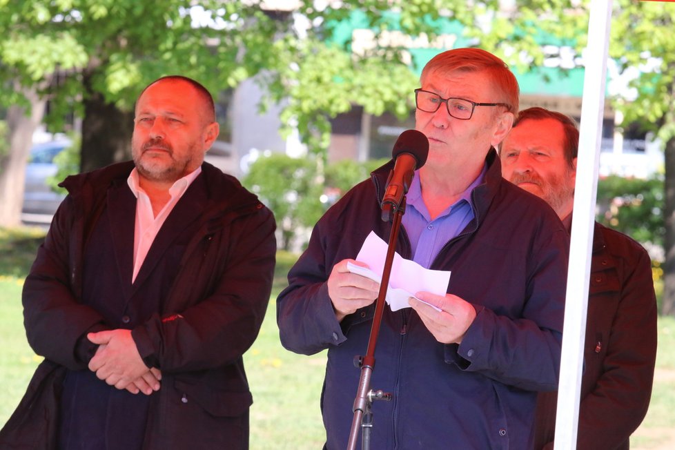 Hlavním glosátorem prvomájových oslav komunistů v Brně byl bývalý předseda KSČM Miroslav Grebeníček (70, vpravo)