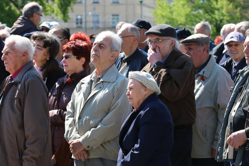Přibližně dvě sta lidí přilákal prvomájový mítink komunistů v Brně. Převažovali dříve narození návštěvníci.