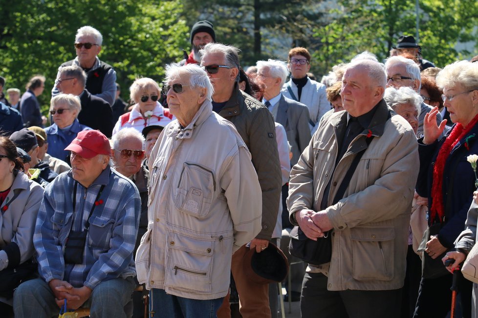 Přibližně dvě sta lidí přilákal prvomájový mítink komunistů v Brně. Převažovali dříve narození návštěvníci.