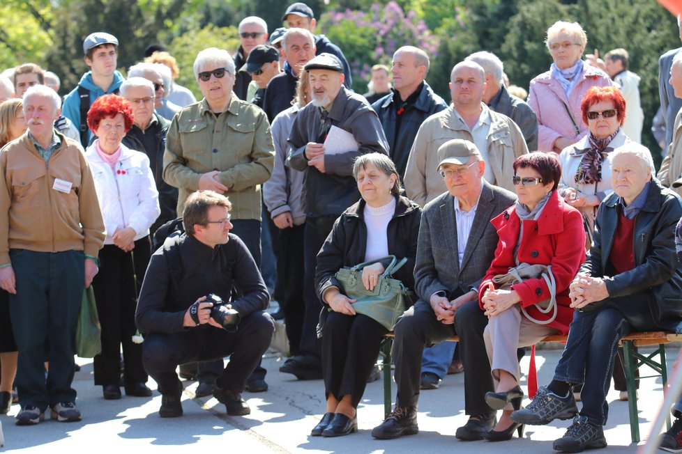 Přibližně dvě sta lidí přilákal prvomájový mítink komunistů v Brně. Převažovali dříve narození návštěvníci.