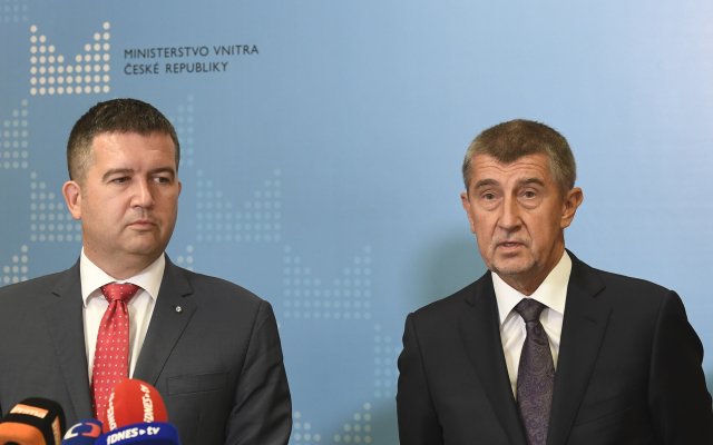 Premiér nově jmenované vlády Andrej Babiš (vpravo) vystoupil na tiskové konferenci 27. června 2018 v Praze na ministerstvu vnitra s novým ministrem resortu Janem Hamáčkem.