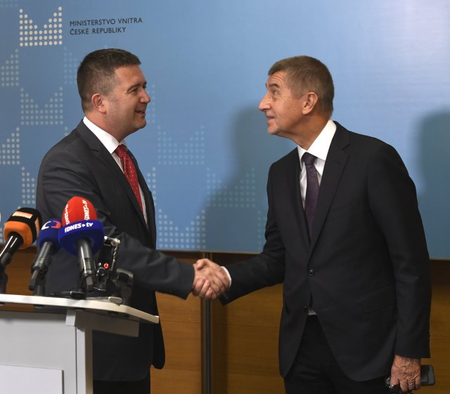 Premiér nově jmenované vlády Andrej Babiš (vpravo) uvedl na tiskové konferenci 27. června 2018 v Praze na ministerstvu vnitra nového ministra resortu Jana Hamáčka.