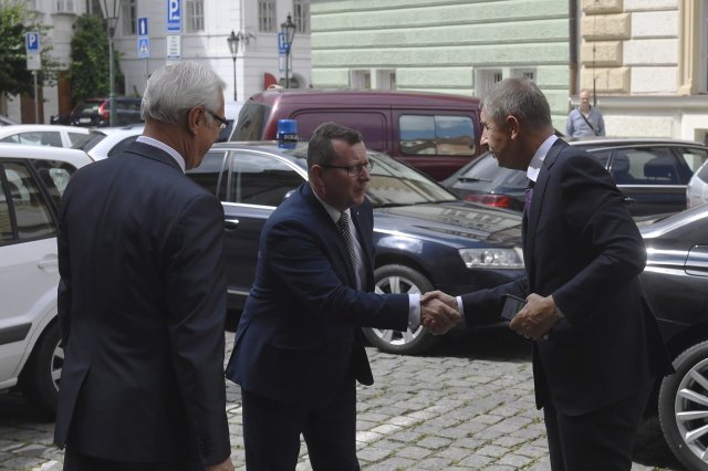 Premiér nově jmenované vlády Andrej Babiš (vpravo) uvedl 27. června 2018 v Praze do úřadu nového ministra kultury Antonína Staňka (uprostřed). Vlevo je bývalý šéf resortu Ilja Šmíd.