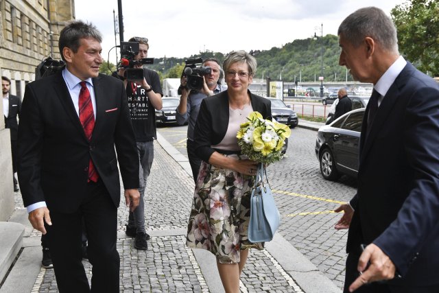 Premiér Andrej Babiš (ANO) a nová ministryně průmyslu a obchodu Marta Nováková (za ANO)