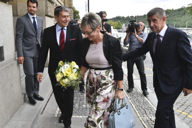 Premiér Andrej Babiš (ANO) a nová ministryně průmyslu a obchodu Marta Nováková (za ANO)