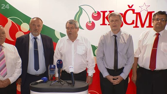 Vedení KSČM v čele s Vojtěchem Filipem (uprostřed) po programové konferenci (8. 6. 2019)