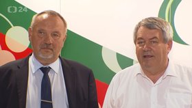 Šéf komunistických poslanců Pavel Kováčik (vlevo) a předseda KSČM Vojtěch Filip (8. 6. 2019)