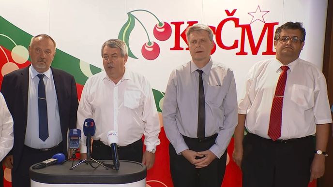 Vedení KSČM v čele s Vojtěchem Filipem (uprostřed) po programové konferenci (8. 6. 2019) Vedení KSČM v čele s Vojtěchem Filipem (uprostřed) po programové konferenci (8. 6. 2019)