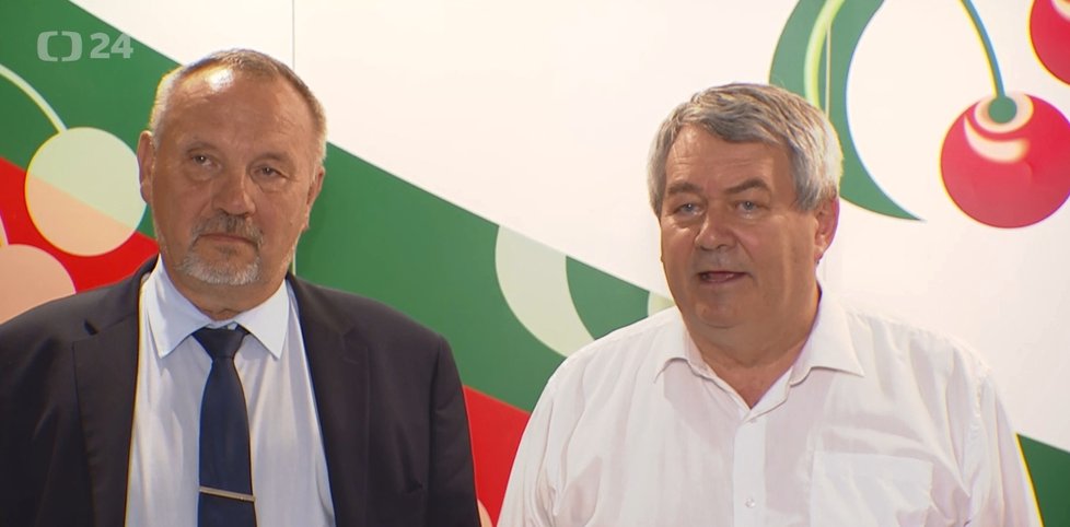 Šéf komunistických poslanců Pavel Kováčik (vlevo) a předseda KSČM Vojtěch Filip (8. 6. 2019)