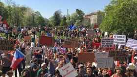 Sjezd KSČM v Nymburku: Větší skupina demonstrantů dorazila po poledni