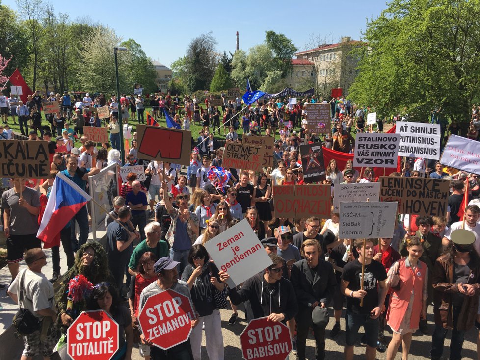 Sjezd KSČM v Nymburku: Větší skupina demonstrantů dorazila po poledni