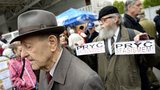 Na věčné časy? Čiperný Milouš Jakeš (90) slavil preference, KSČM podpořil Kavan (ČSSD)
