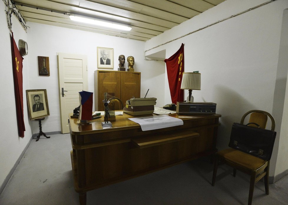 Kryt komunistických funkcionářů nebo prostory, kde býval byt někdejšího prezidenta Gustáva Husáka.
