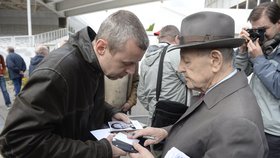 Prvomájový mítink KSČM: Miloš Jakeš rozdává autogramy.