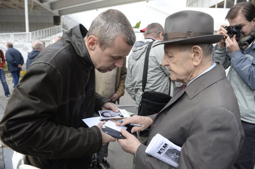 Prvomájový mítink KSČM: Milouš Jakeš rozdává autogramy.